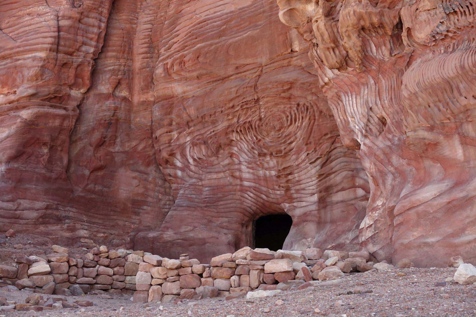 farbiges felsengrab in petra
